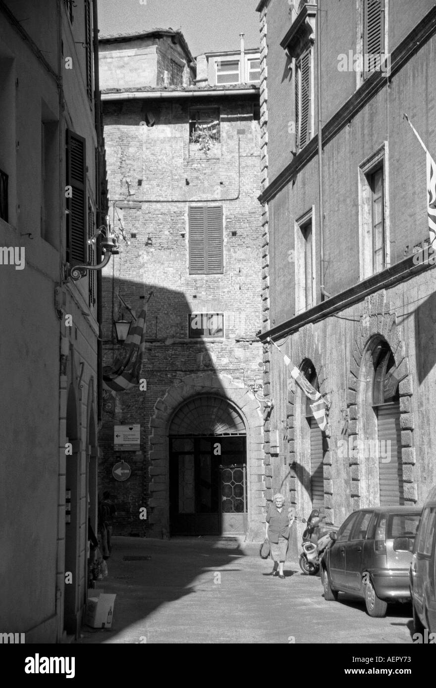 Vista caratteristica della strada sul retro del Patrimonio Mondiale UNESCO Toscana Siena Toscana Italia Centrale Italia Europa Foto Stock