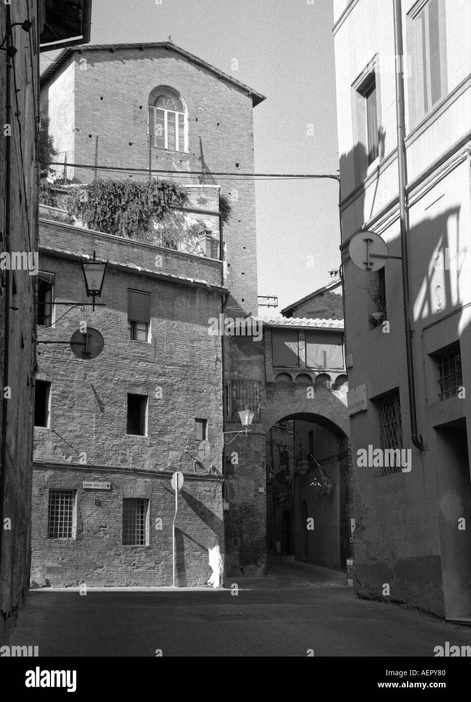 Vista caratteristica della strada sul retro del Patrimonio Mondiale UNESCO Toscana Siena Toscana Italia Centrale Italia Europa Foto Stock