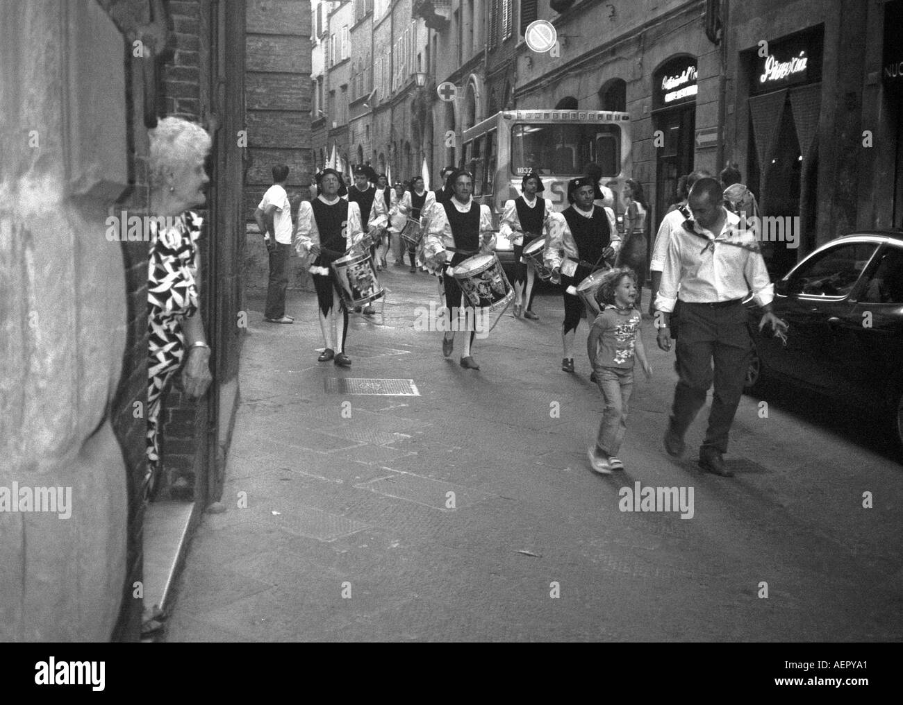 Colorato la Street Parade del tamburo attori in costume medievale Palio del Patrimonio Mondiale UNESCO Siena Italia Centrale Italia Europa Foto Stock