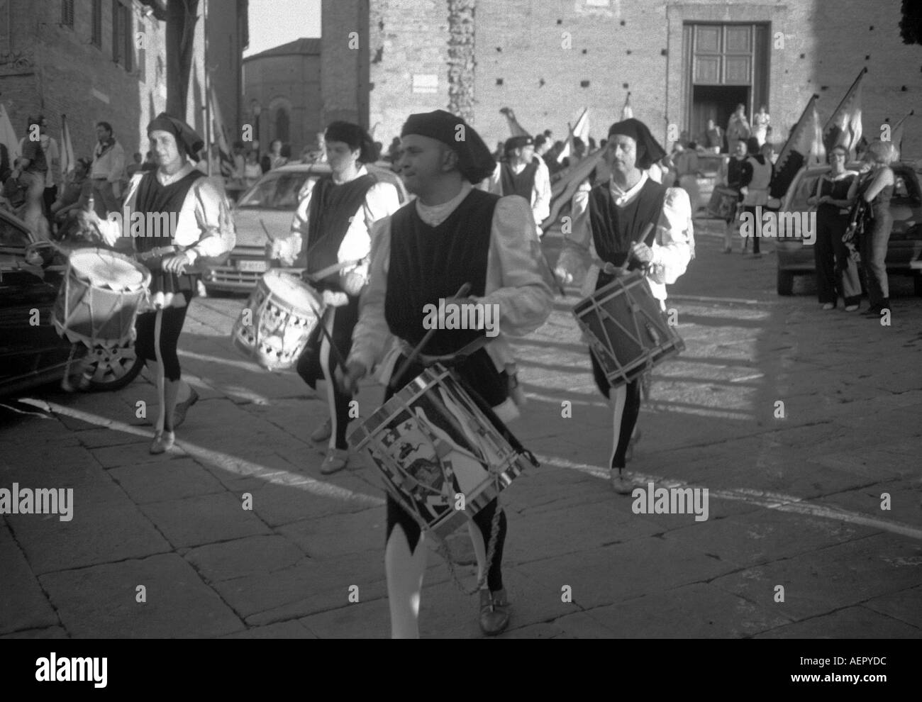 Colorato la Street Parade di tubi espulsori di bandiera & Giocatori di tamburo in costumi medievali Palio Toscana Siena Toscana Italia Centrale Europa Foto Stock