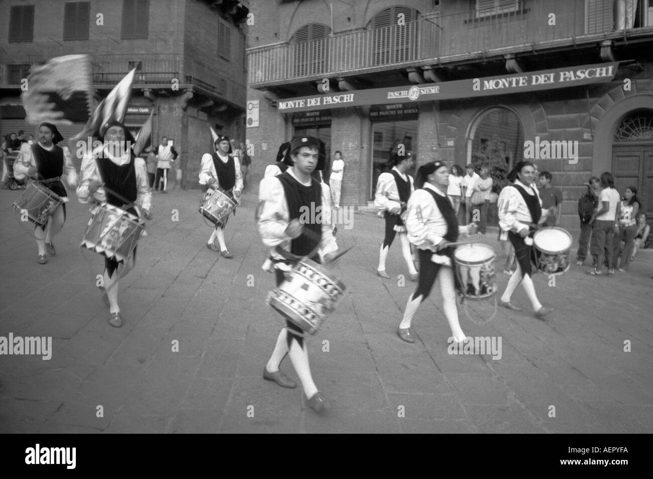 Colorato la Street Parade di tubi espulsori di bandiera & Giocatori di tamburo in costumi medievali Palio Toscana Siena Toscana Italia Centrale Europa Foto Stock