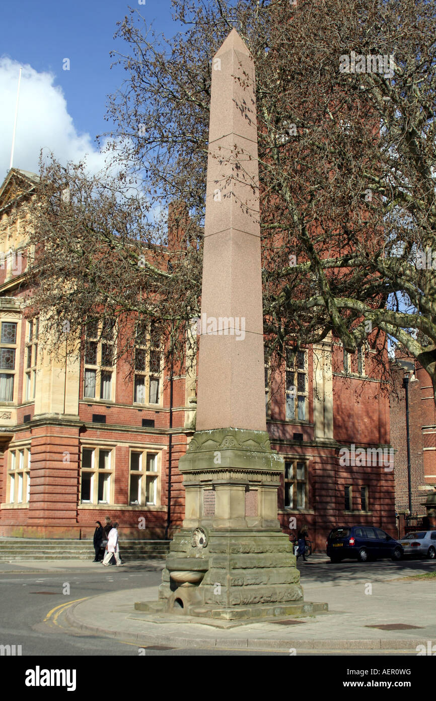 Pilastro in memoria di Henry luminoso sul Parade, Leamington Spa Warwickshire, Inghilterra, Regno Unito Foto Stock