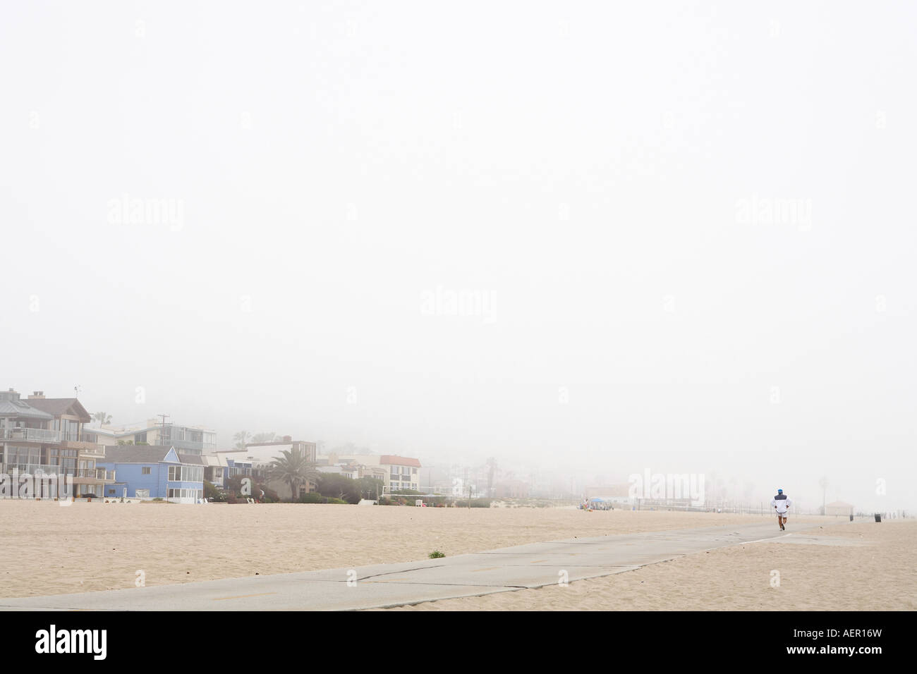 Proprietà sulla spiaggia nella nebbia Playa del Rey, Los Angeles County, California USA Foto Stock