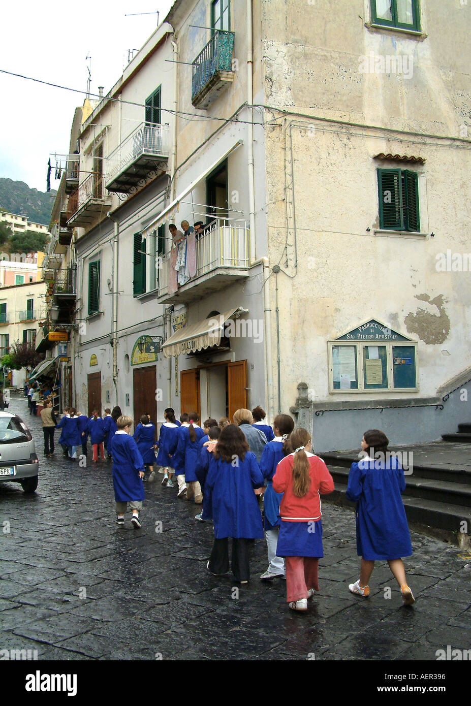 I bambini della scuola a piedi con insegnante amalfi campania italia Foto Stock