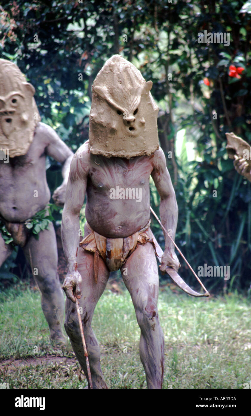 Mudmen cantare cantare, Goroka Highlands in Papua Nuova Guinea Foto Stock