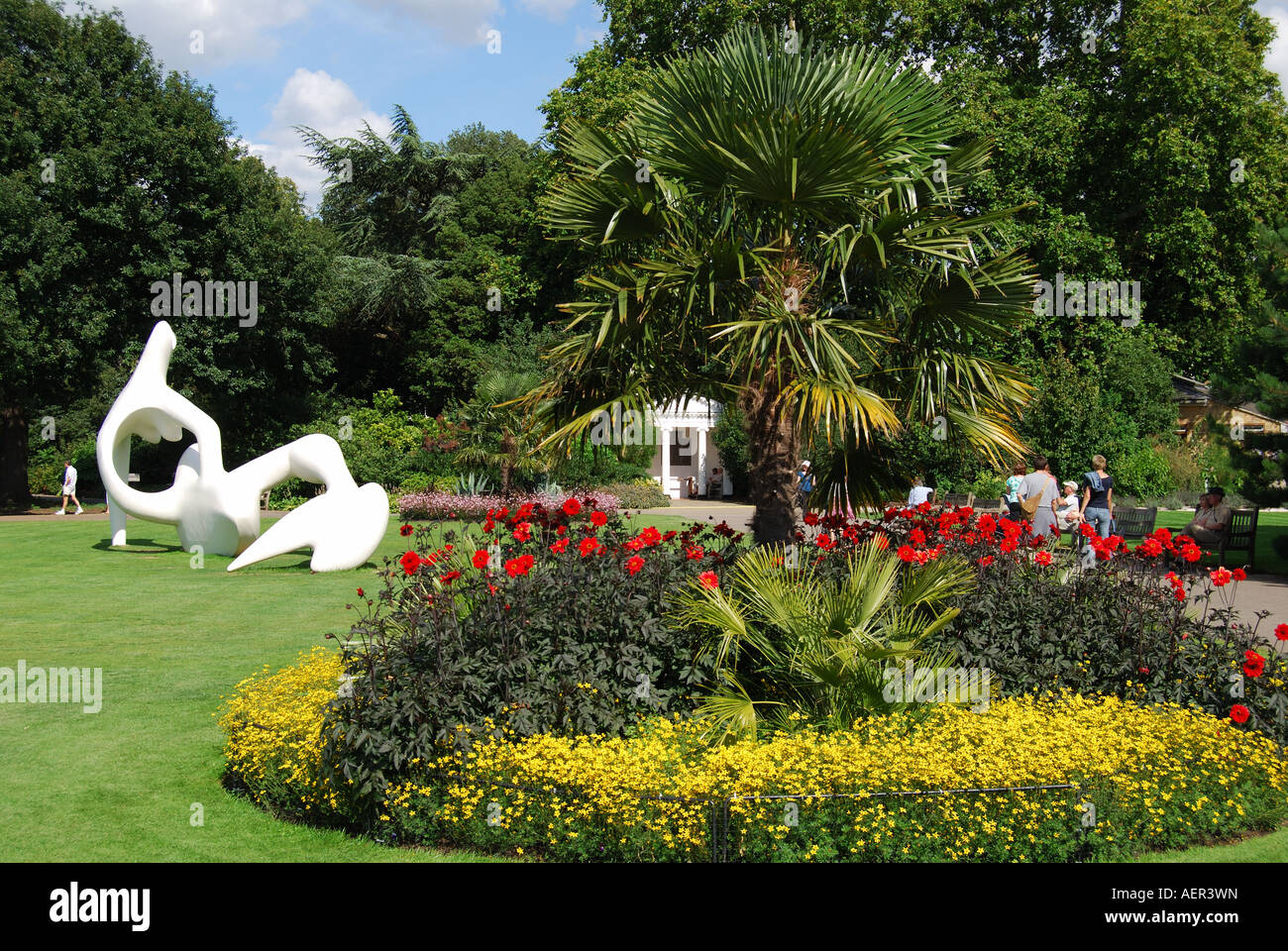 Henry Moore scultura su prato, Royal Botanical Gardens, Kew, London Borough of Richmond upon Thames, Greater London, England, Regno Unito Foto Stock
