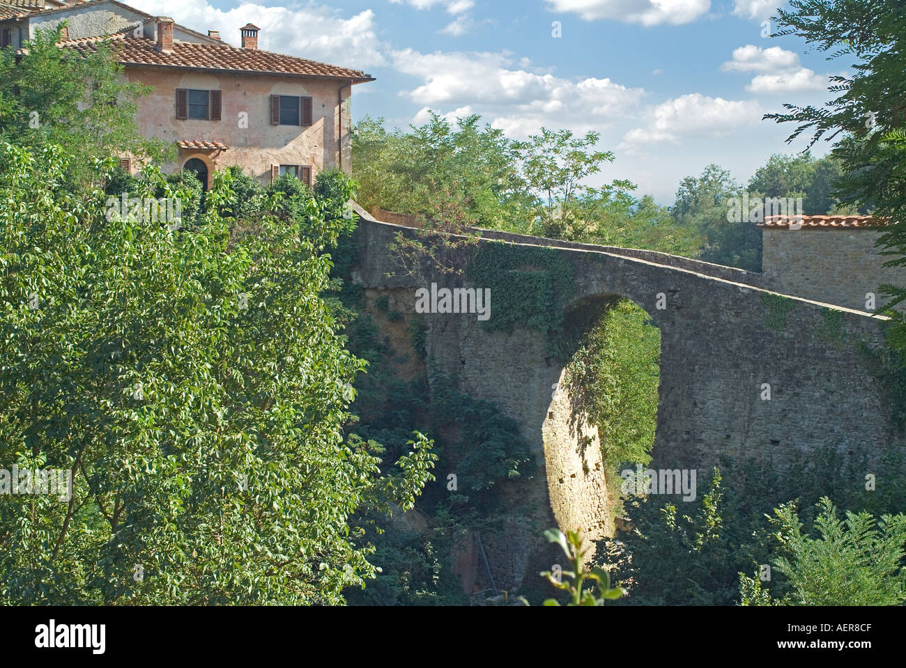 Toscana Italia ponte della antica città medievale di il Borro in Toscana Italia Foto Stock