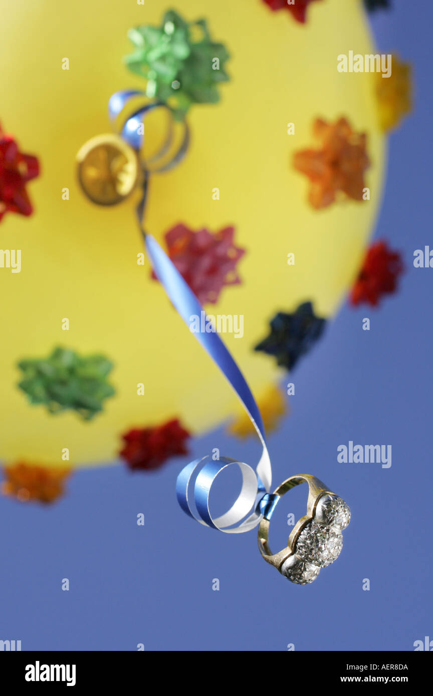 Diamante anello di innesto attaccato al nastro di un palloncino giallo a basso angolo di visione da vicino Foto Stock