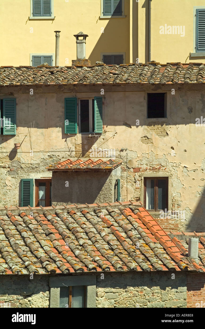 Toscana Italia Abstract particolare di finestre serrande tegole del tetto  muri e pareti scrostate nel pittoresco villaggio di Loro Parque Ciufenn  Foto stock - Alamy