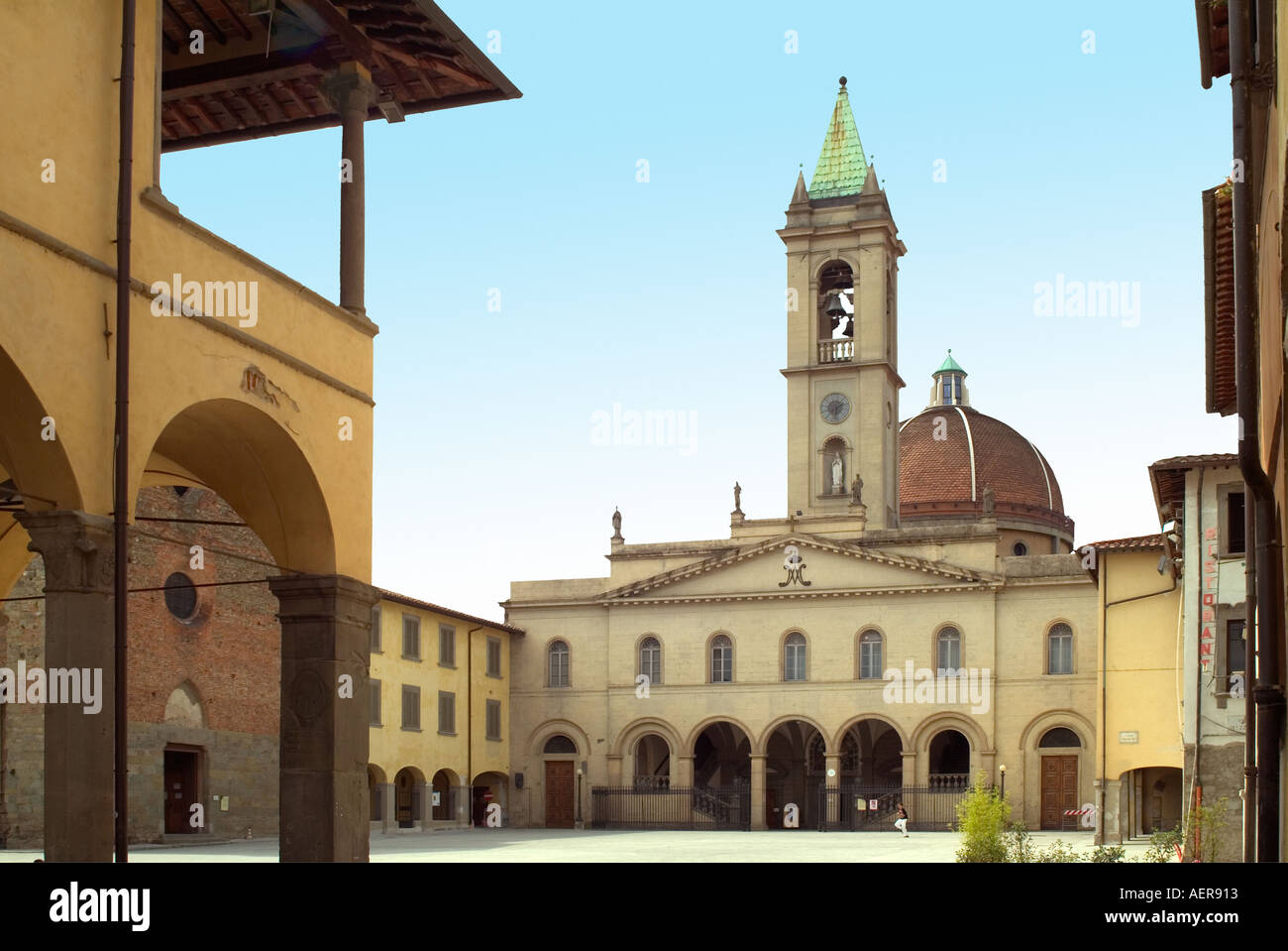 Toscana Italia Piazza Masaccio a San Giovanni Valdarno che mostra la Basilica di Santa Maria delle Grazie Toscana Italia Foto Stock