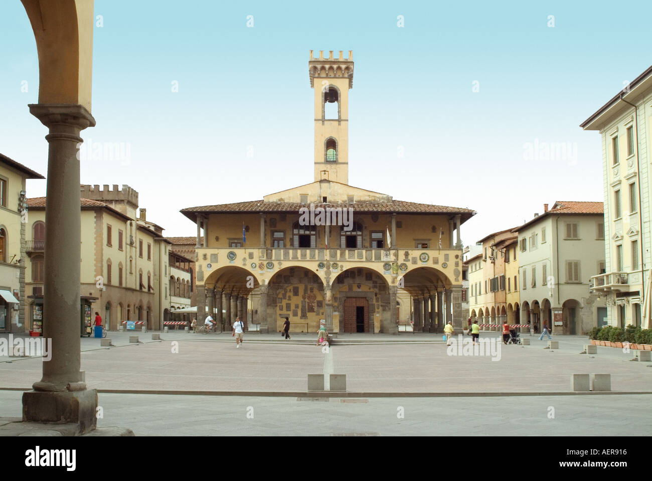 Toscana Italia Piazza Masaccio a San Giovanni Valdarno con la Basilica di Santa Maria delle Grazie in background Toscana Foto Stock