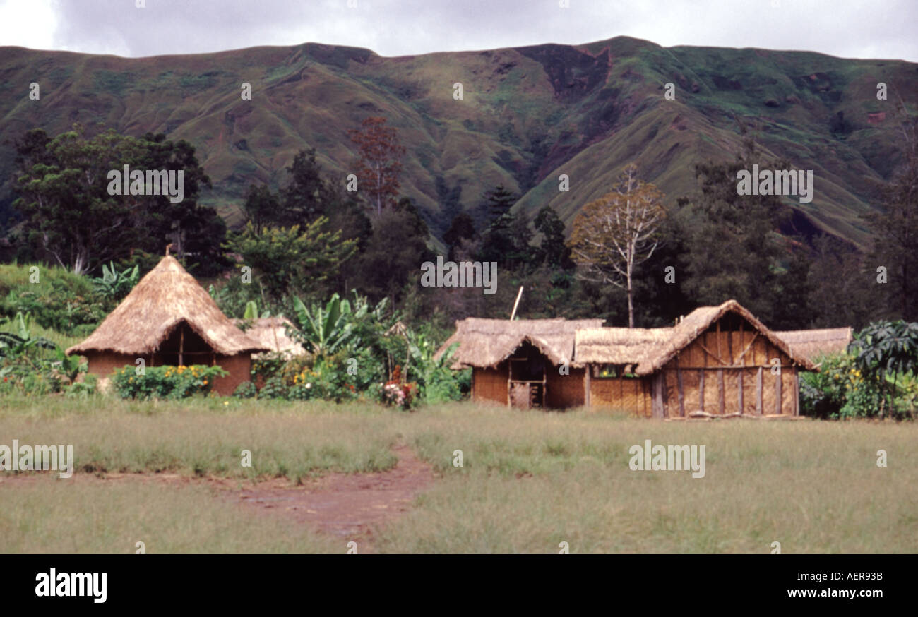 Piccolo borgo della valle Ramu nelle Highlands di Papua Nuova Guinea Foto Stock