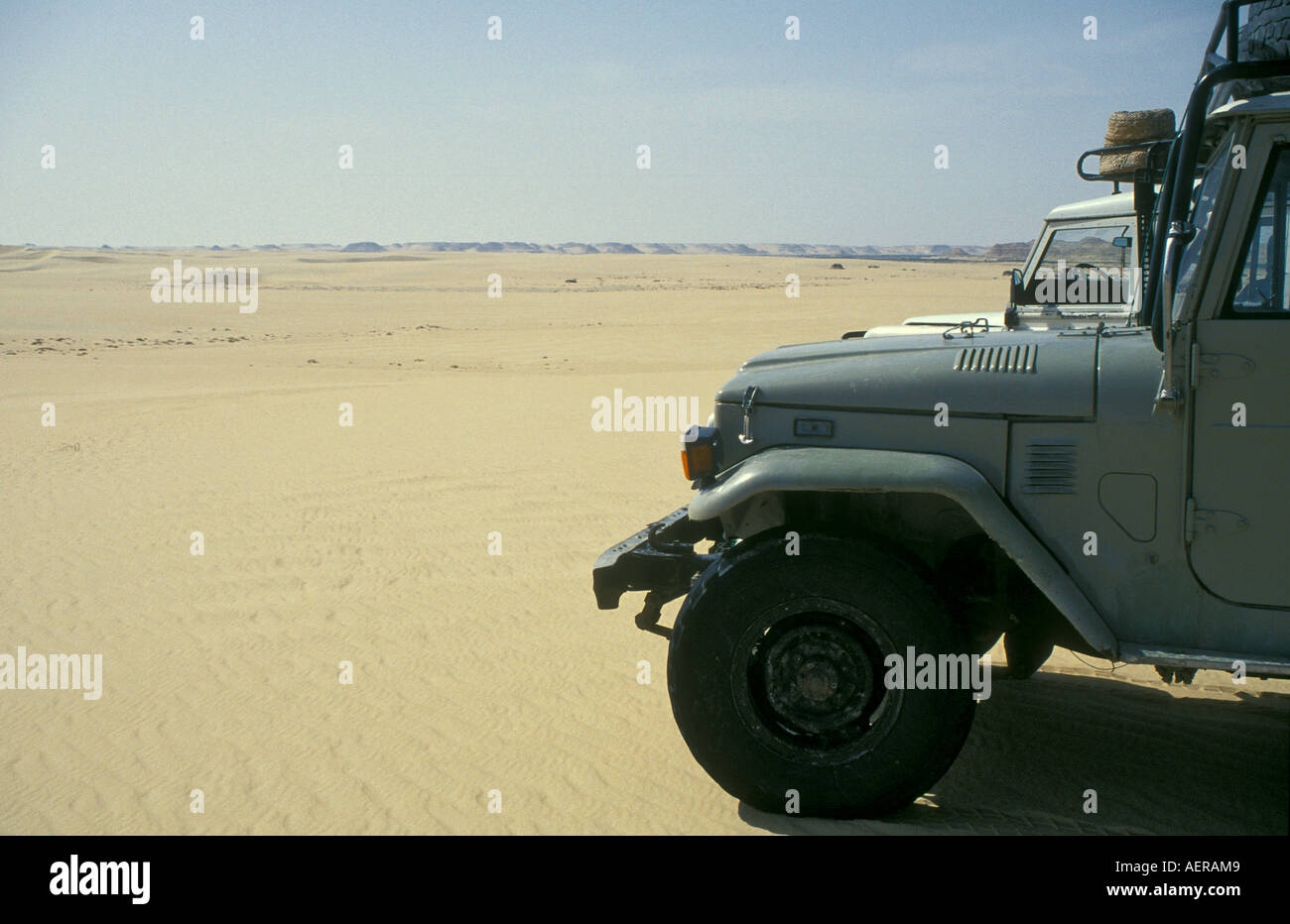 Land Rover nel deserto occidentale, Egitto Foto Stock