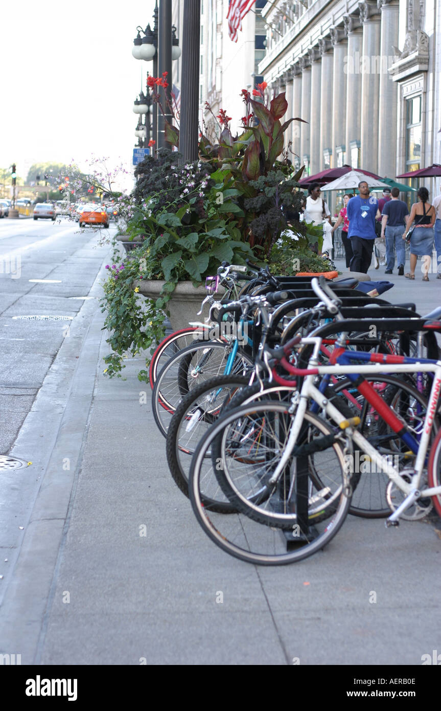Biciclette bloccato per un rack Michigan Ave. Chicago Illinois Foto Stock