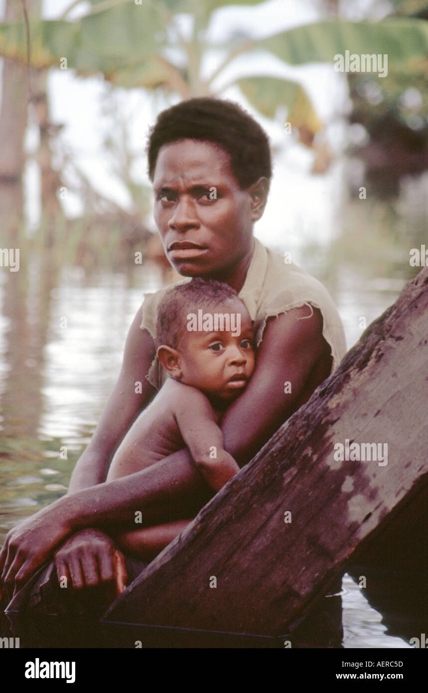 Madre mentre tiene il suo bambino nel fiume Sepik Regione di Papua Nuova Guinea Foto Stock