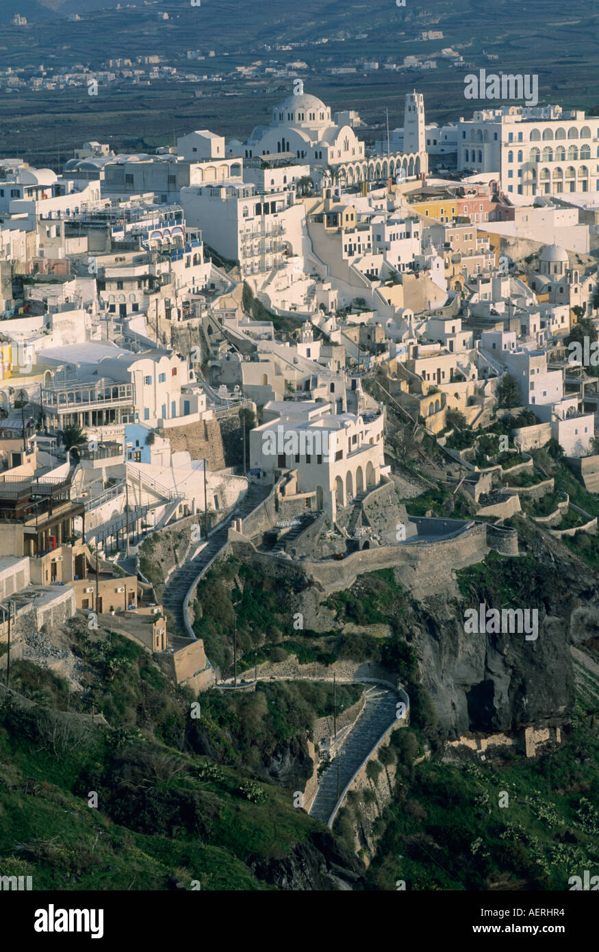 Grecia Cicladi, Santorini, Mar Egeo, Thira appollaiato sul bordo del cratere. Foto Stock