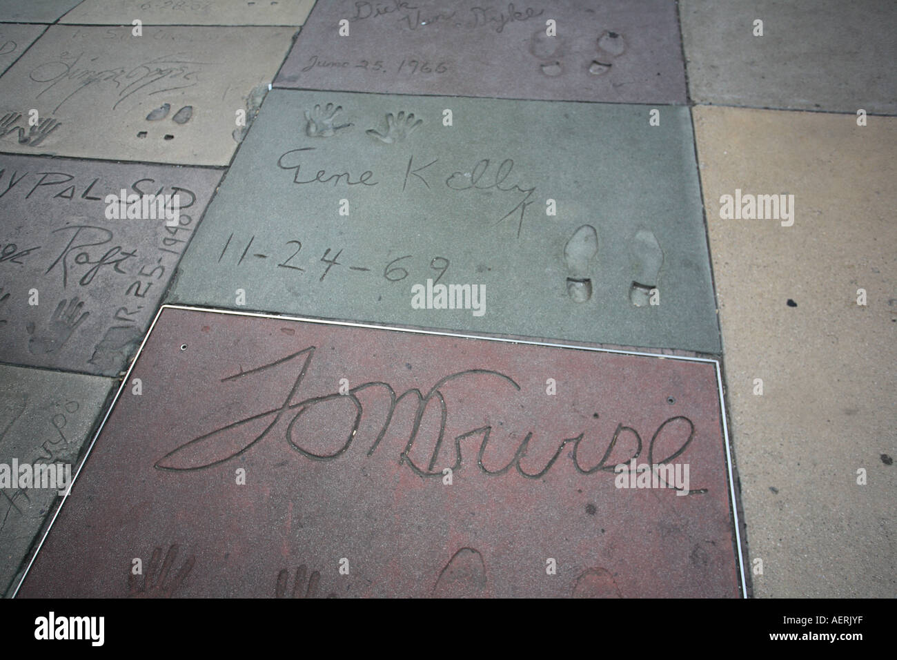 Mano e piede di stampe a Mann s Chinese Theatre Hollywood Boulevard Los Angeles California USA Foto Stock