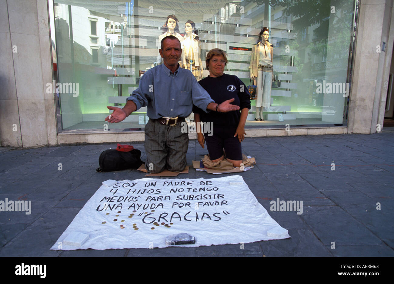 Siviglia mendicante nella parte anteriore del negozio Zara Foto Stock