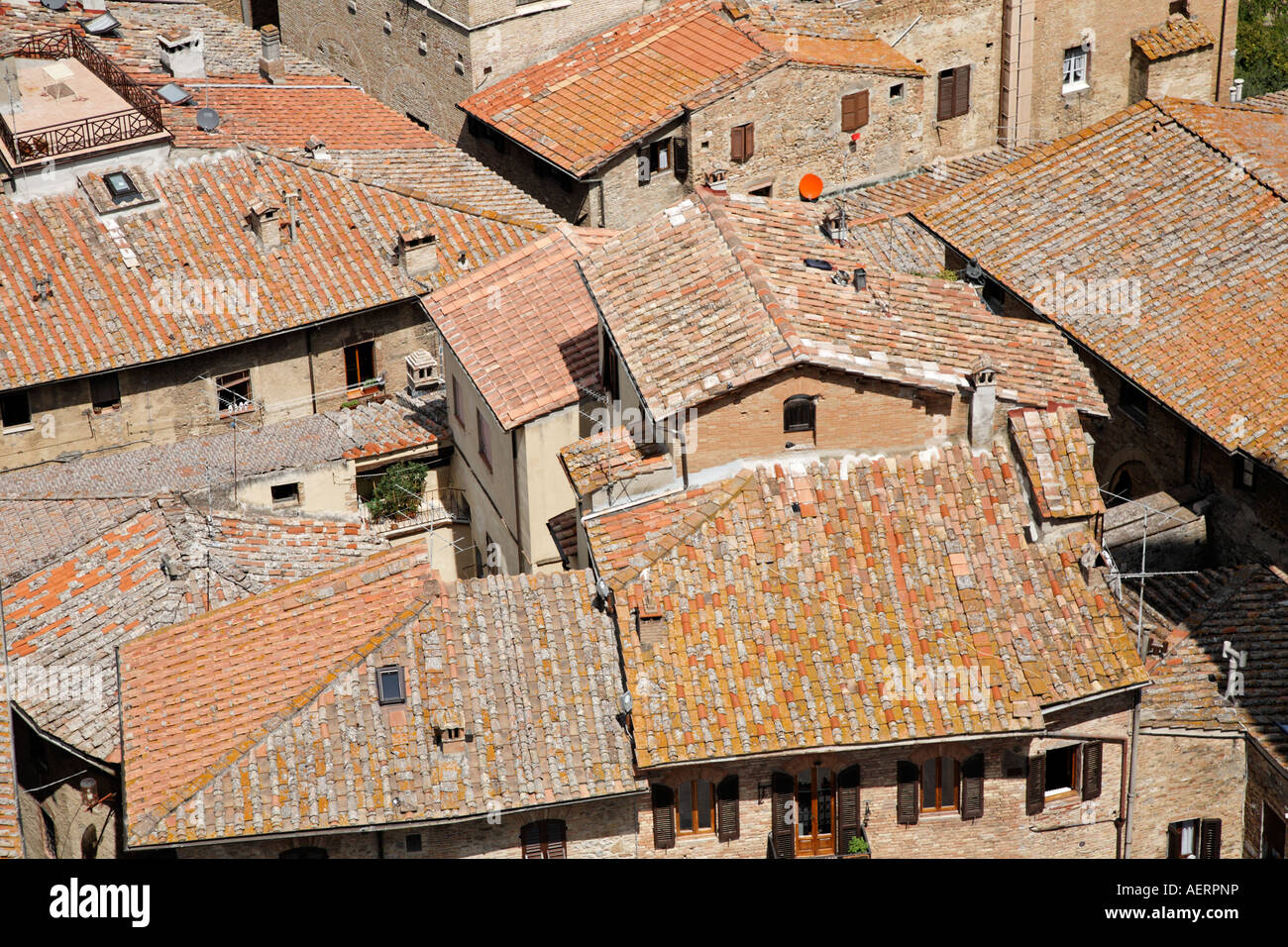 Tetti di case locali San Gimignano Toscana Italia Europa Foto Stock