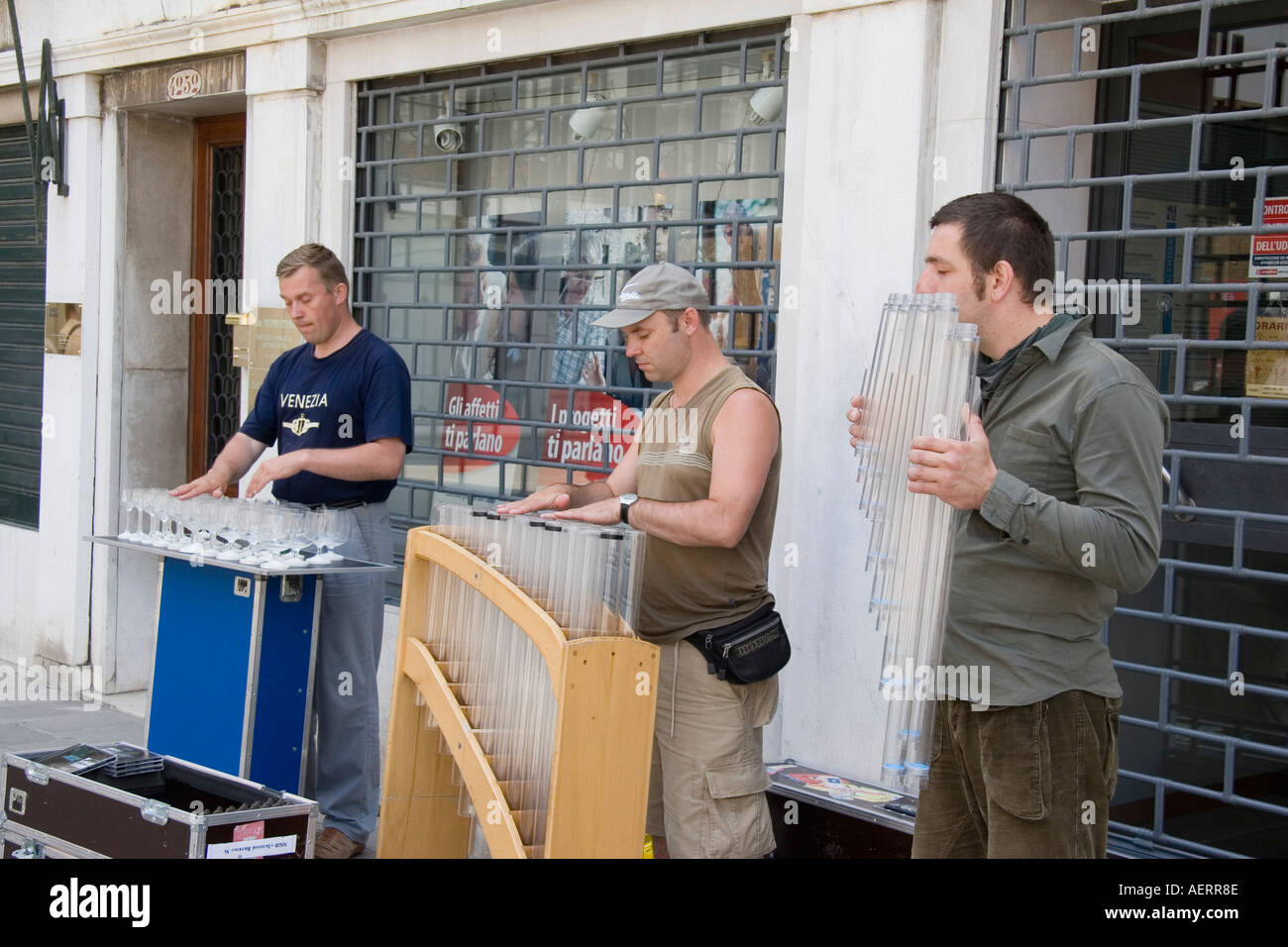 I musicisti suonano strumenti di vetro in piazza Venezia Italia Foto Stock