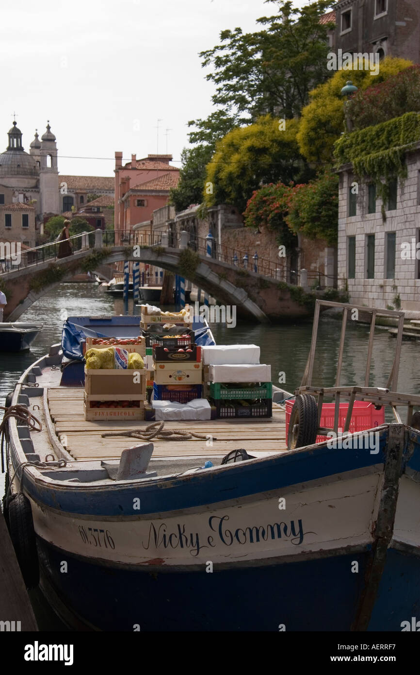 Barca con prodotti freschi legato al lato del canale per la consegna al negozio vicino a Venezia Italia Foto Stock