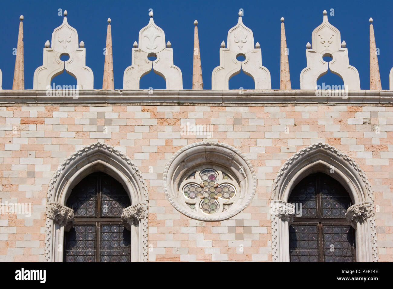 Vetro veneziano finestre ad arco impostato in marmo rosa di Verona e pietra  istriana la facciata esterna del Palazzo dei Dogi Venezia Italia Foto stock  - Alamy