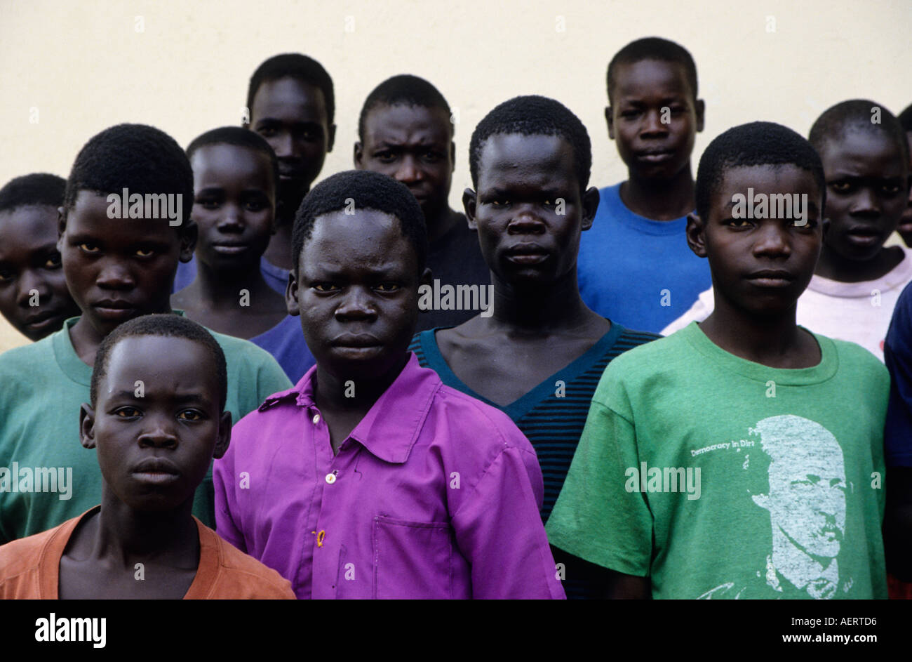 Ragazzi ugandesi che sono stati liberati da parte dell'Esercito di Resistenza del Signore dall esercito ugandese sono in un trauma center a Gulu, in Uganda Foto Stock