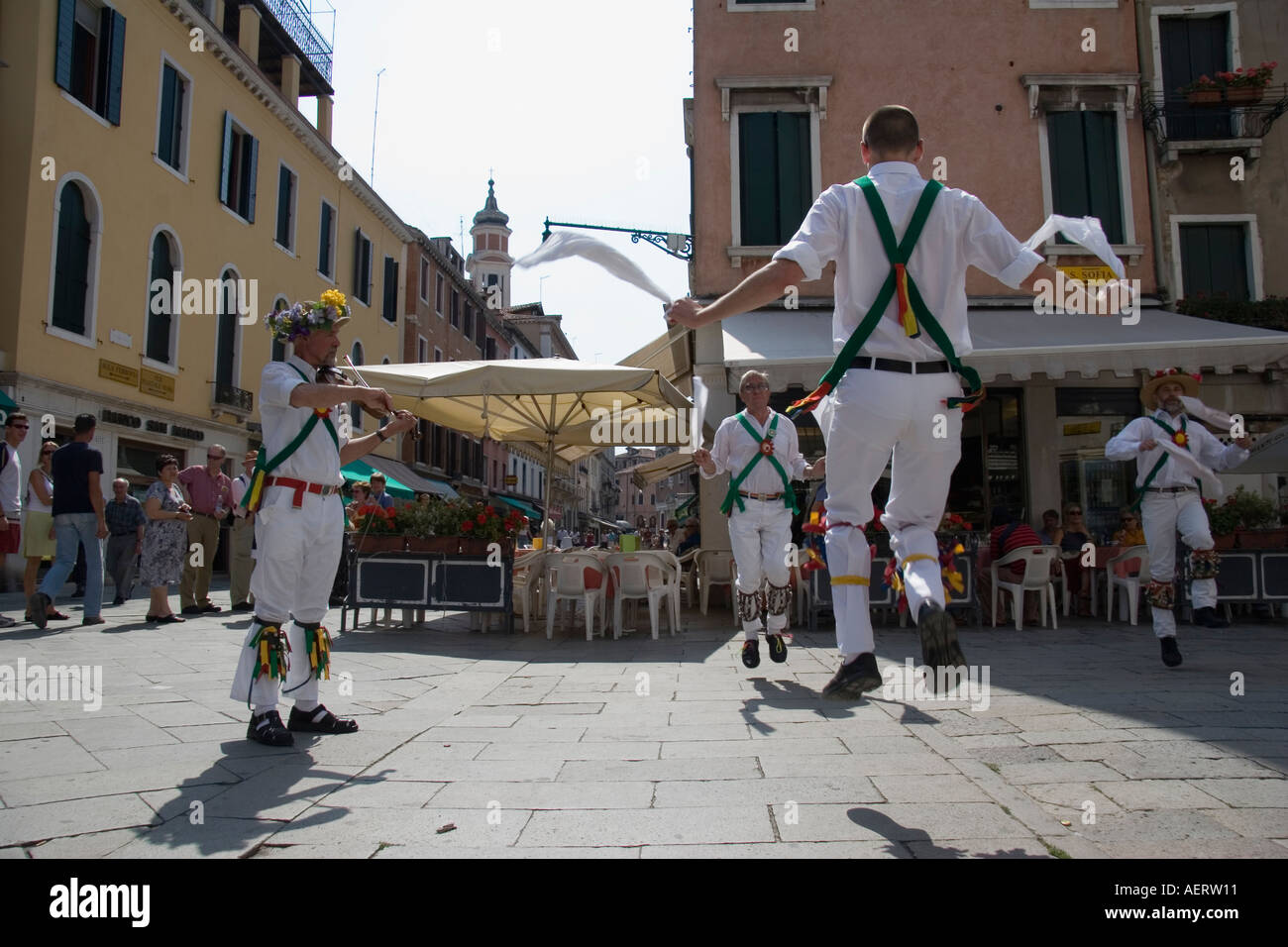 Ballerini Folk nel campo S Sofia Venezia Italia Foto Stock