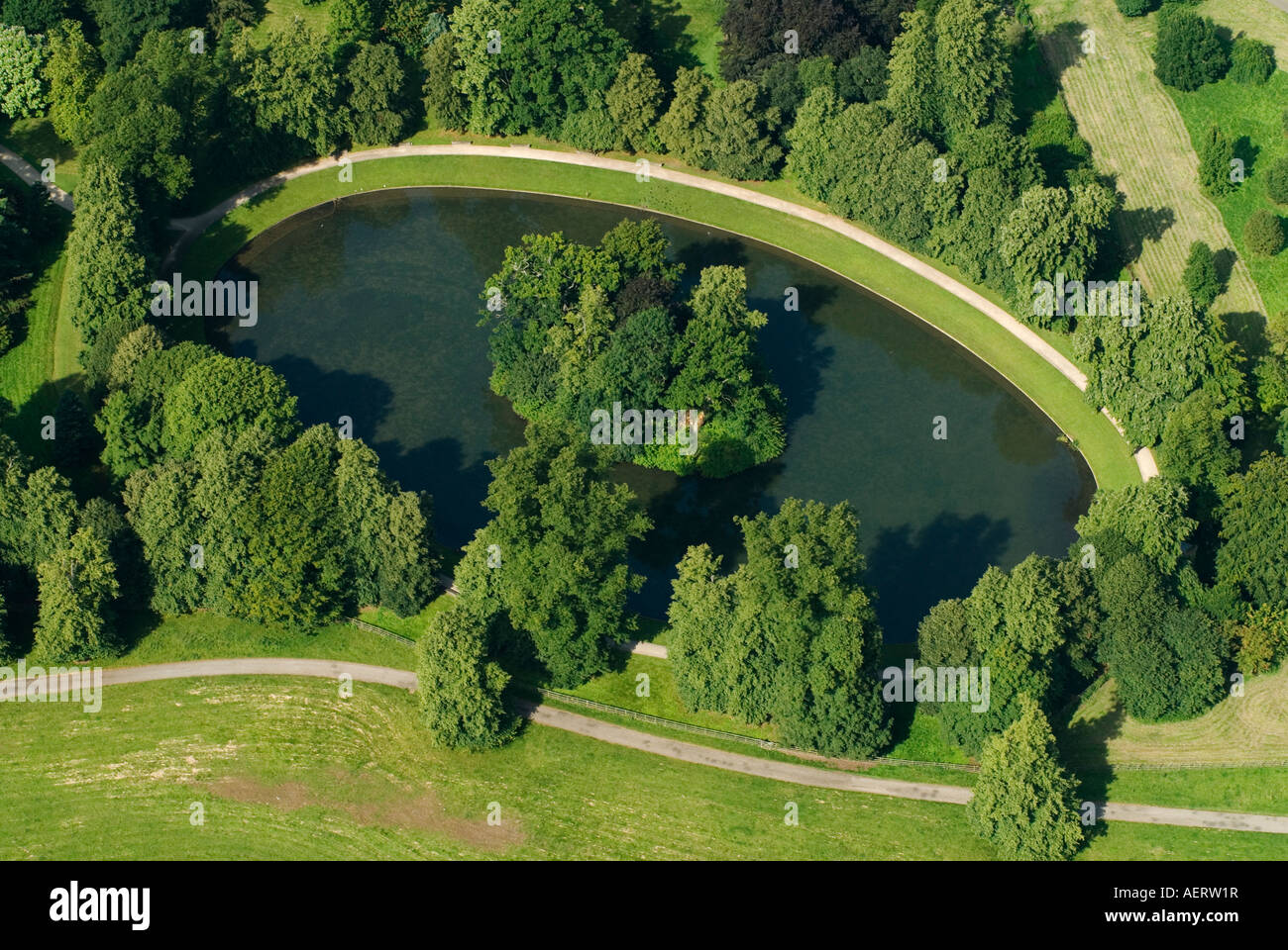 Lago ovale e isola dove è sepolta la principessa Diana del Galles. Il suo ultimo luogo di riposo Althorp House Northamptonshire Inghilterra 2000s UK HOMER SYKES Foto Stock