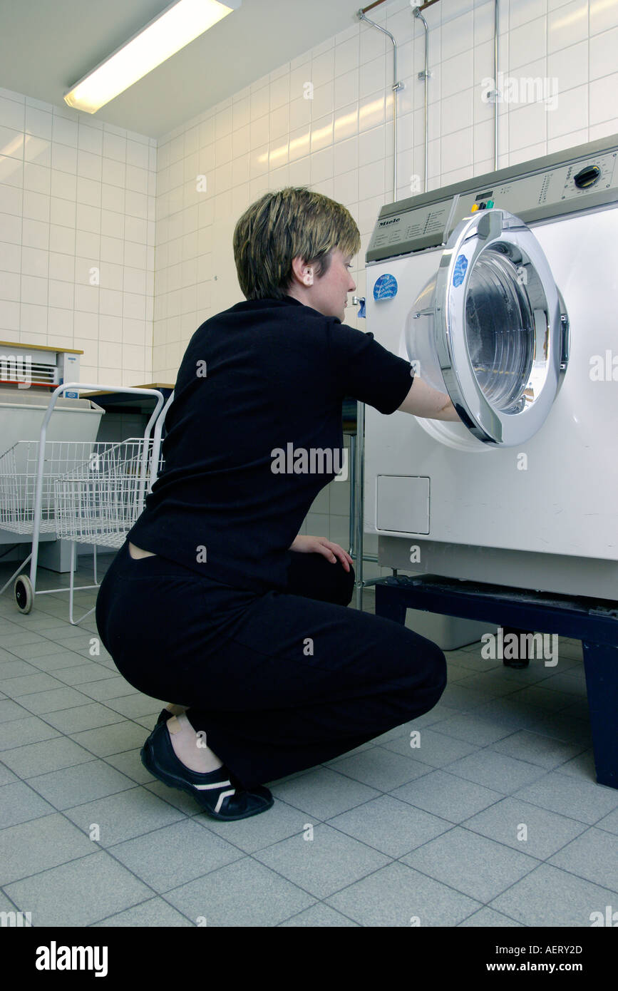 Donna e servizio lavanderia Foto Stock