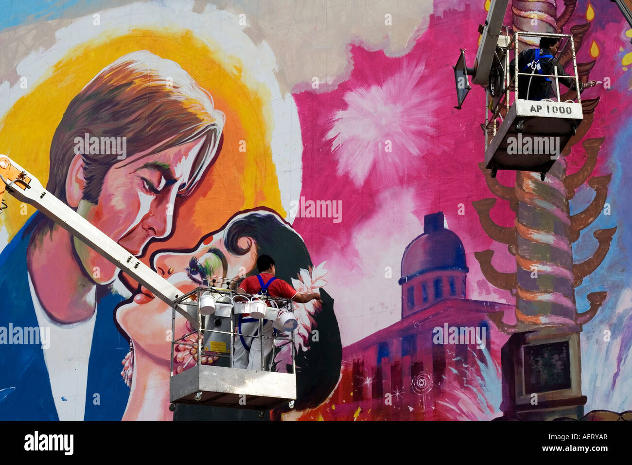 Mumbai pittori Poster in Trafalgar Square e produrre un stile Bollywood raffigurazione di Londra. Foto Stock