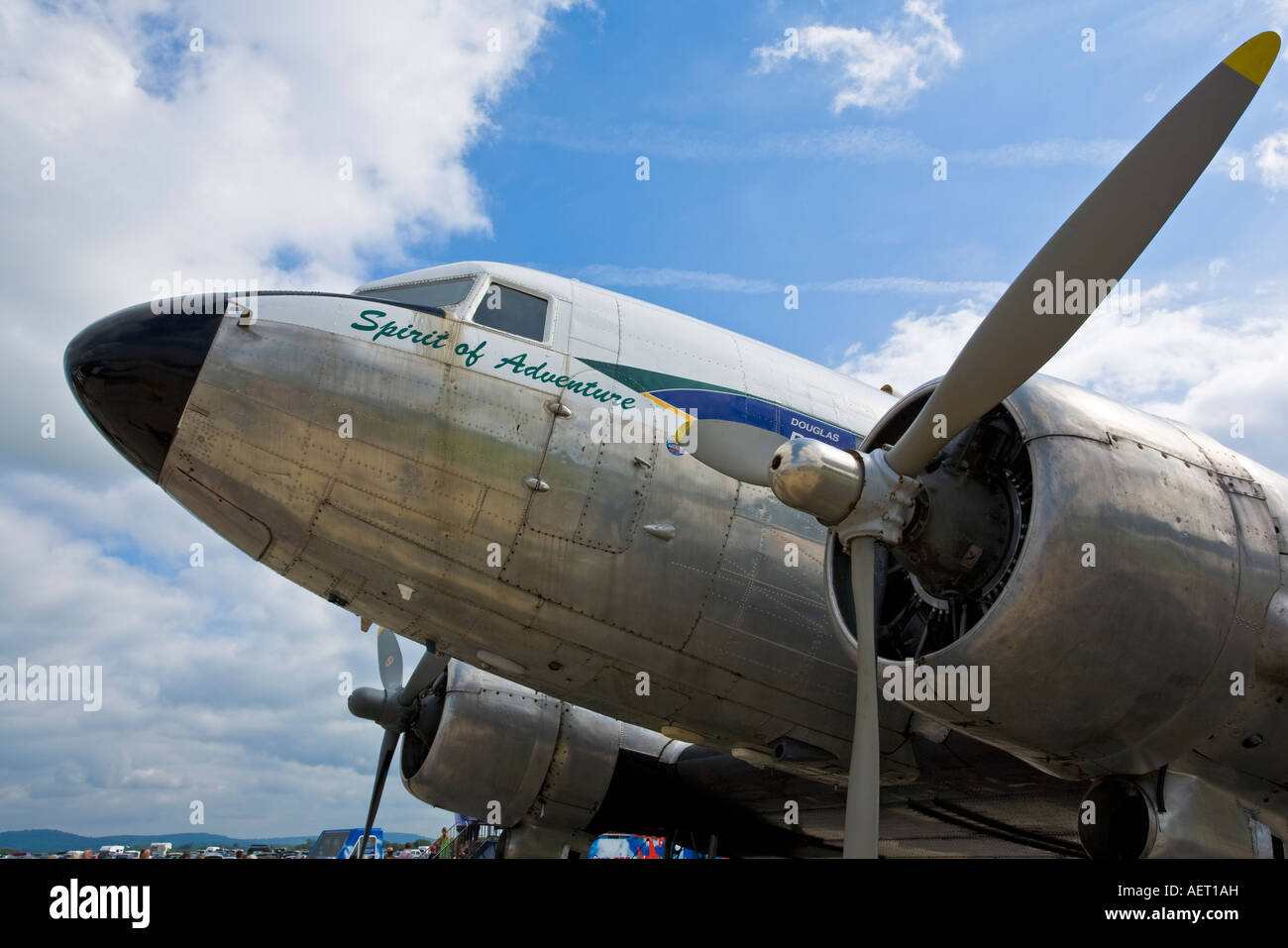 Douglas DC-3 contro un cielo blu chiaro. Le ali e le ruote Dunsfold Airshow 2007, SURREY REGNO UNITO Foto Stock