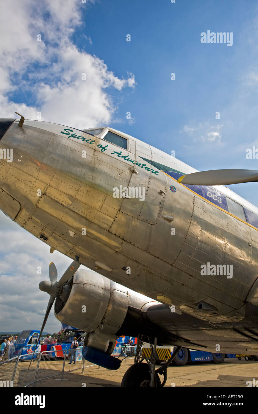 Douglas DC-3 contro un cielo blu chiaro. Le ali e le ruote Dunsfold Airshow 2007, SURREY REGNO UNITO Foto Stock