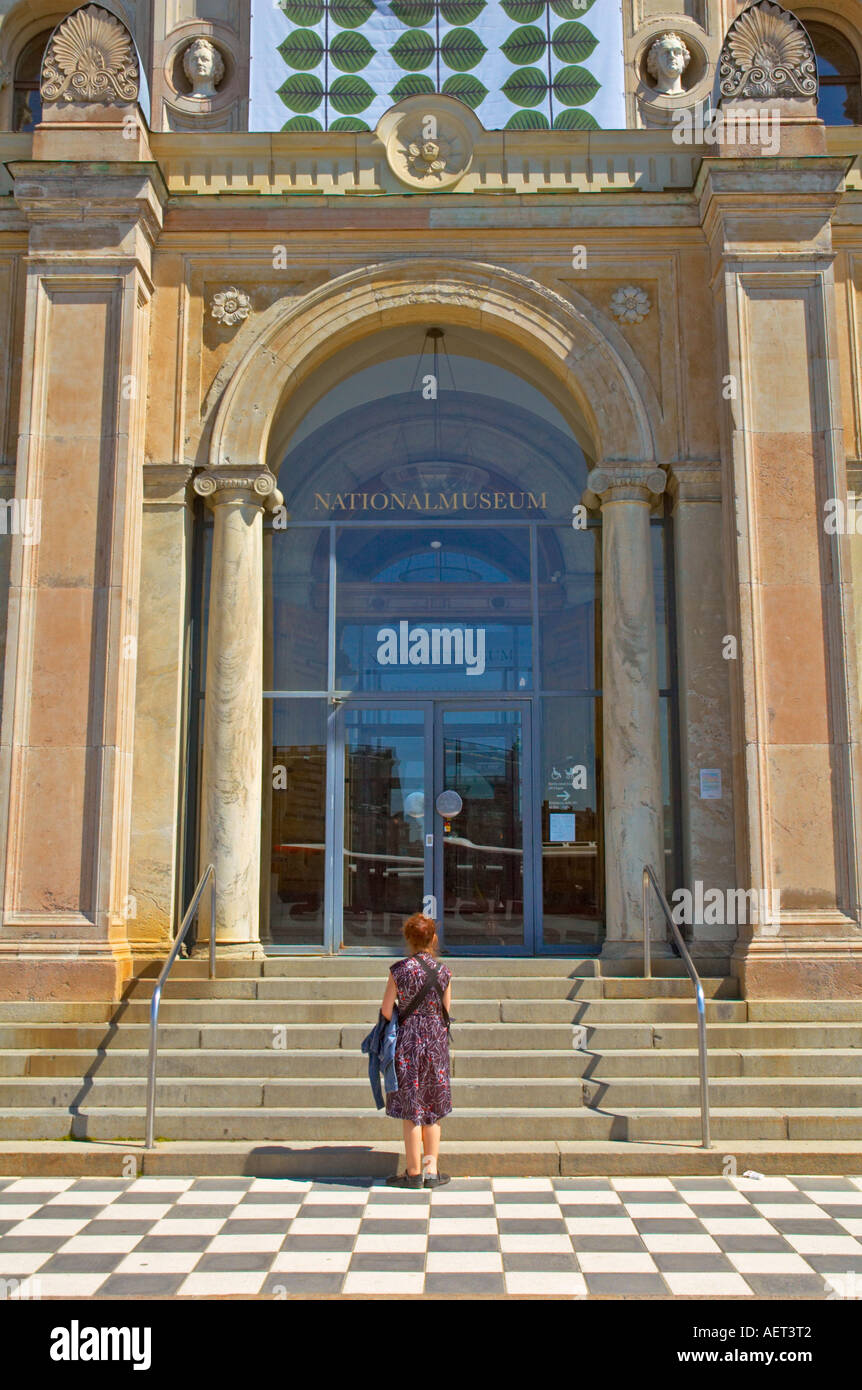 Nella parte anteriore del Nationalmuseum il museo nazionale di arte in centro Stoccolma Svezia UE Foto Stock