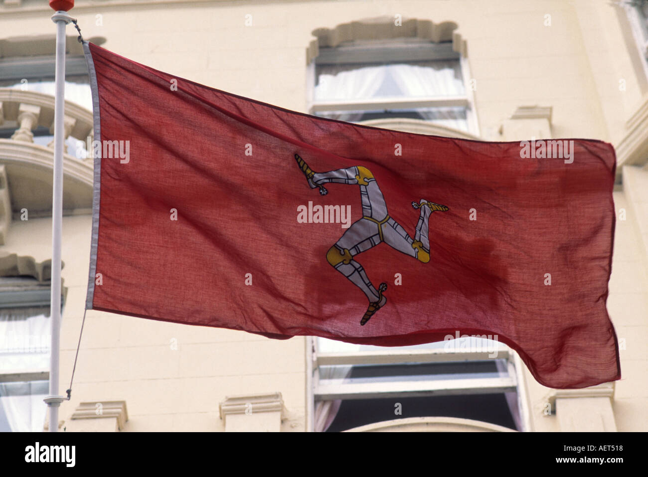 Isola di Man triskelion bandiera sul famoso lungomare vittoriano in Douglas. Regno Unito Foto Stock