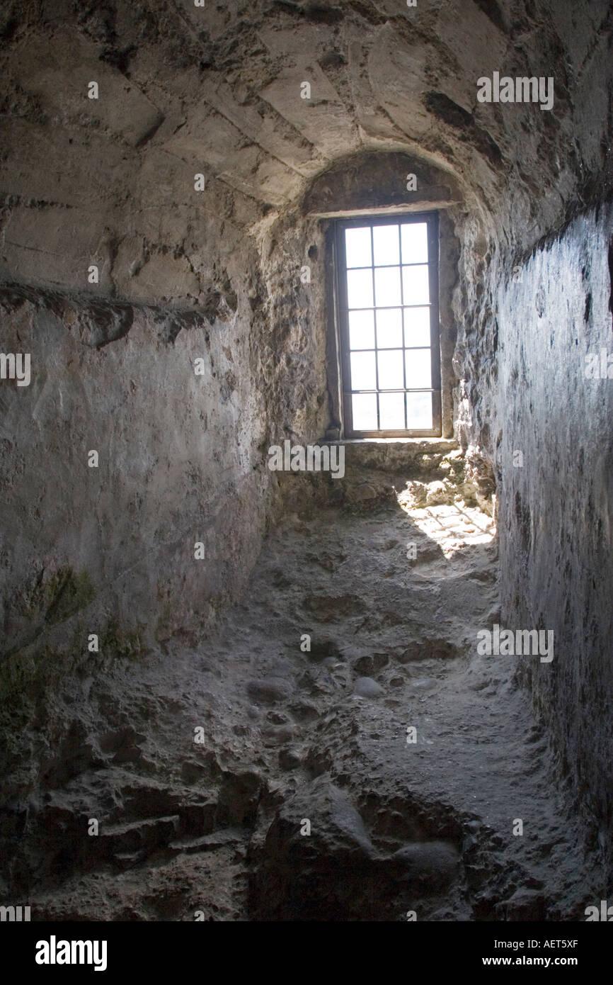 Finestra e pareti spesse nel centro storico il Castello di Dover nel Kent England GB Foto Stock