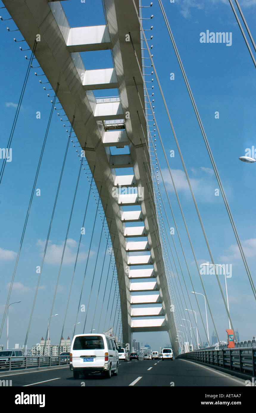 Il ponte Lupu a Shanghai è il mondo s lungo il ponte di arco è stato completato nel 2004 Foto Stock