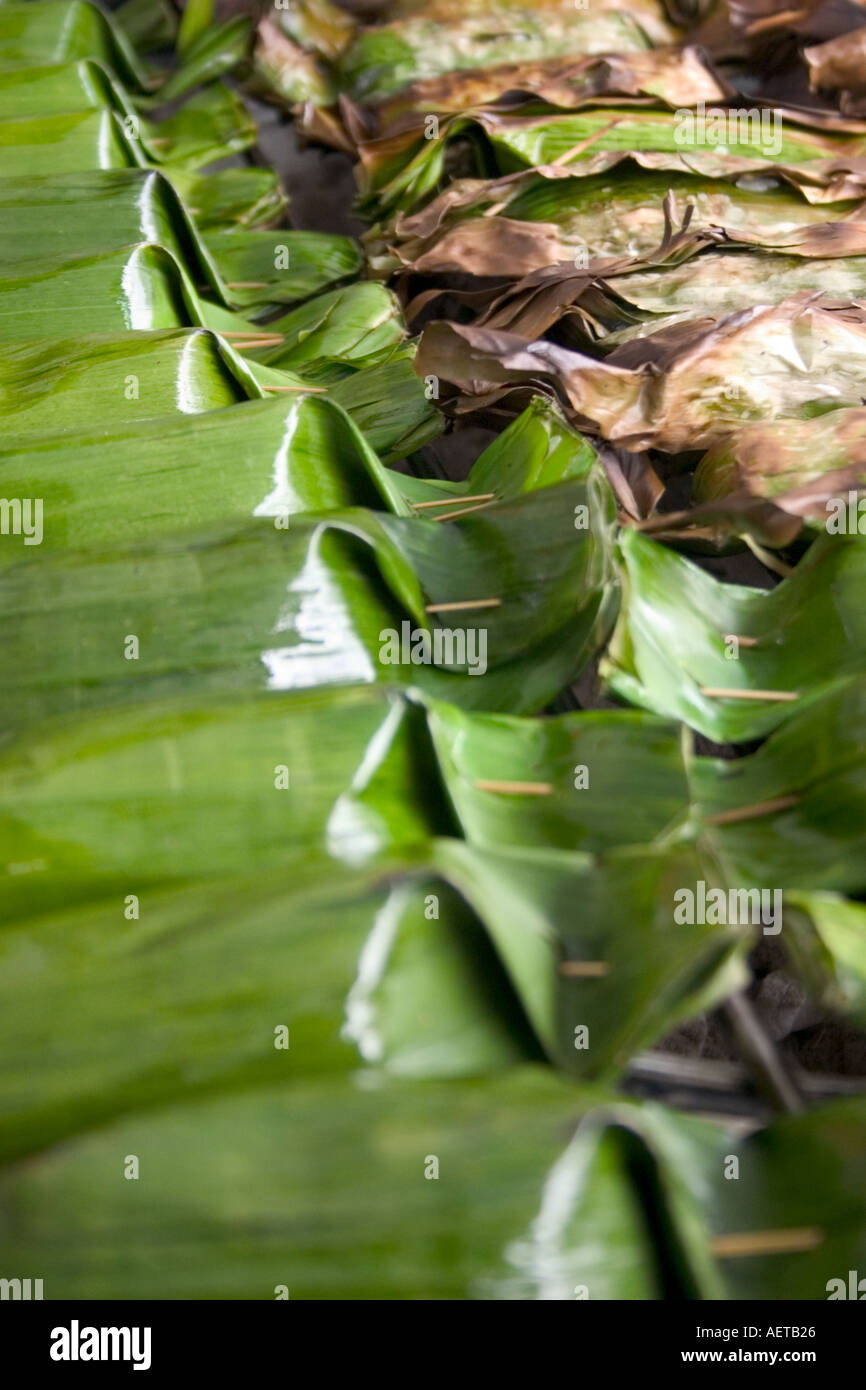 Pacchi alimentari su un open air street barbecue Bangkok Foto Stock