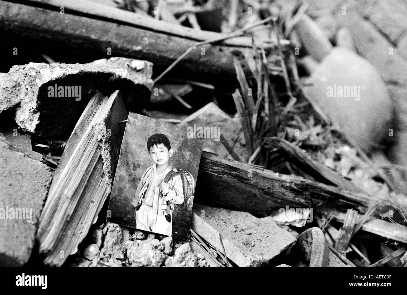 Una fotografia della scuola si trova tra le macerie di un demolito hutong di Pechino 2003 Foto Stock