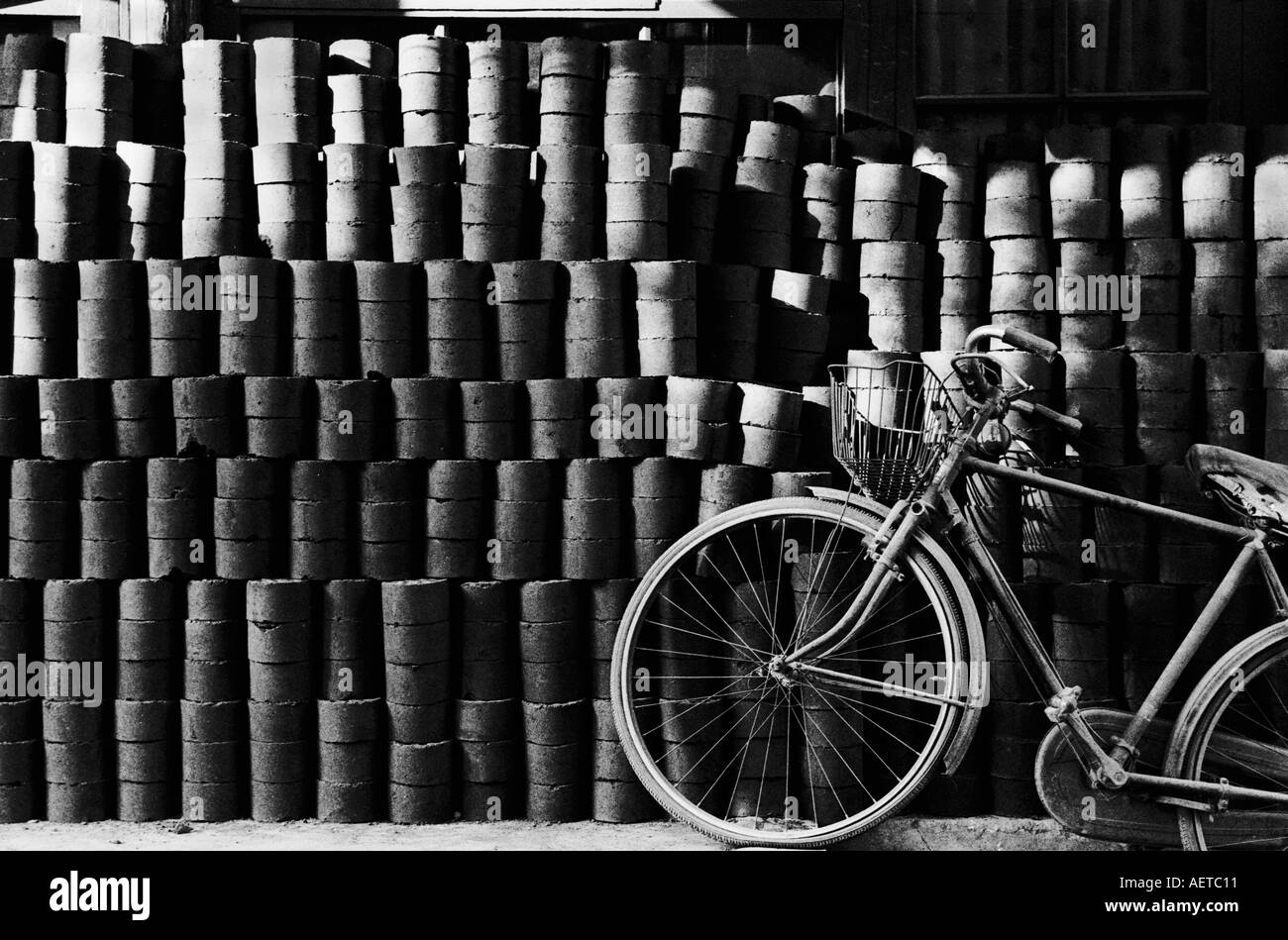 Le mattonelle di carbone impilate per l'inverno in un hutong di Pechino 2003 Foto Stock