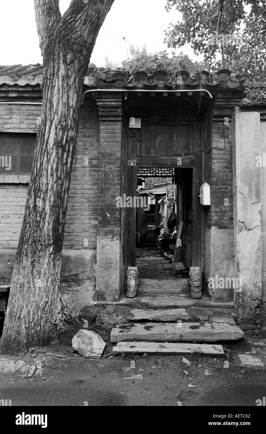 Una vecchia porta ad un cortile home in un hutong di Pechino 2003 Cina Foto Stock