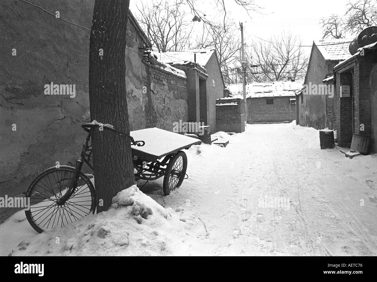 Un hutong di Pechino nella neve durante l'inverno 2003 Cina Foto Stock