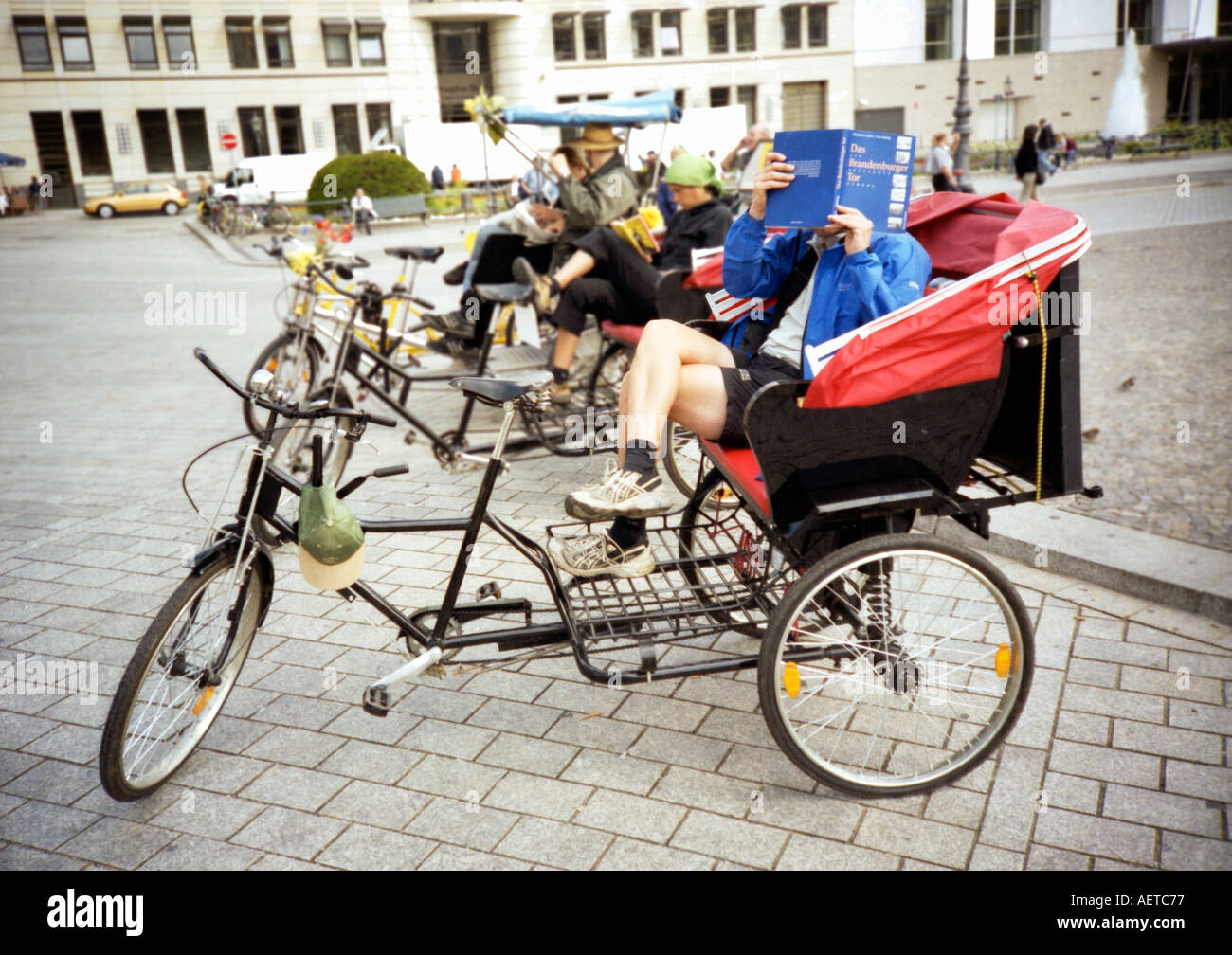 Velo taxi in attesa per le tariffe al di fuori della Porta di Brandeburgo, Berlino, Germania, Europa Foto Stock