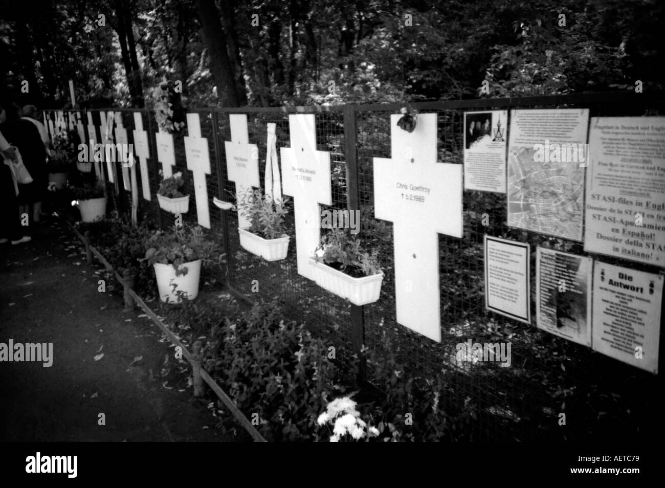 Wall memorial a Oriente tedeschi uccisi durante il tentativo di fuggire vicino al Reichstag di Berlino Germania Europa Foto Stock