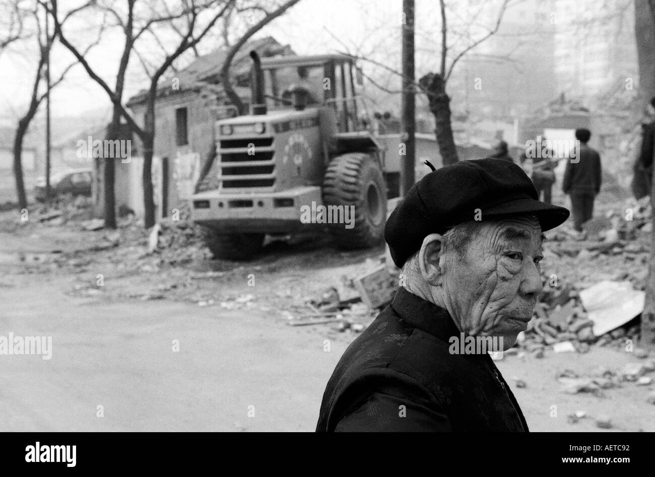 Un uomo cinese a guardare la demolizione di un vecchio hutong di Pechino 2002 Cina Foto Stock