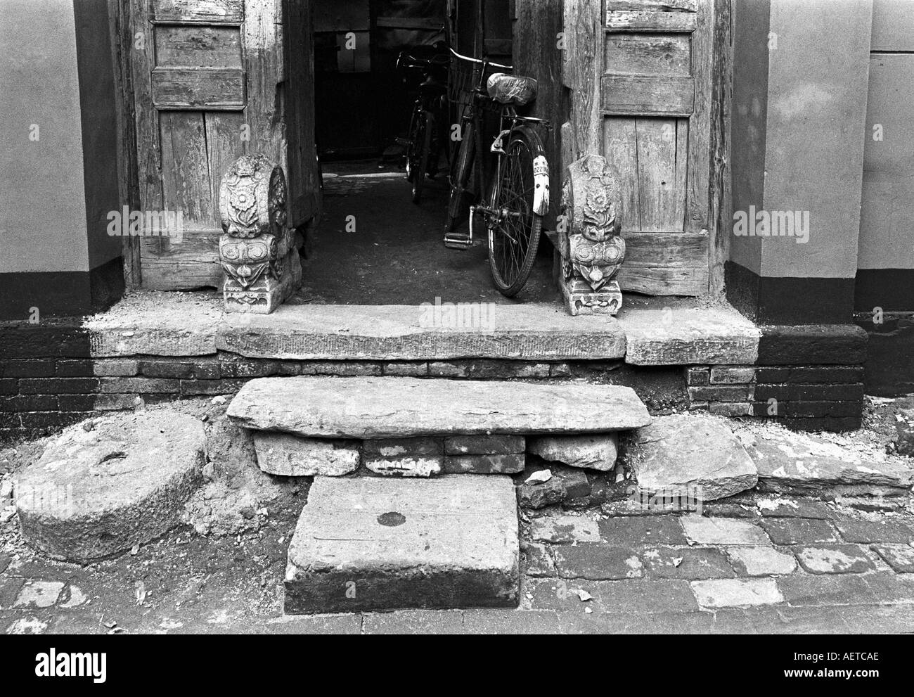 Una vecchia porta e gradini di pietra in un hutong di Pechino 2003 Cina Foto Stock