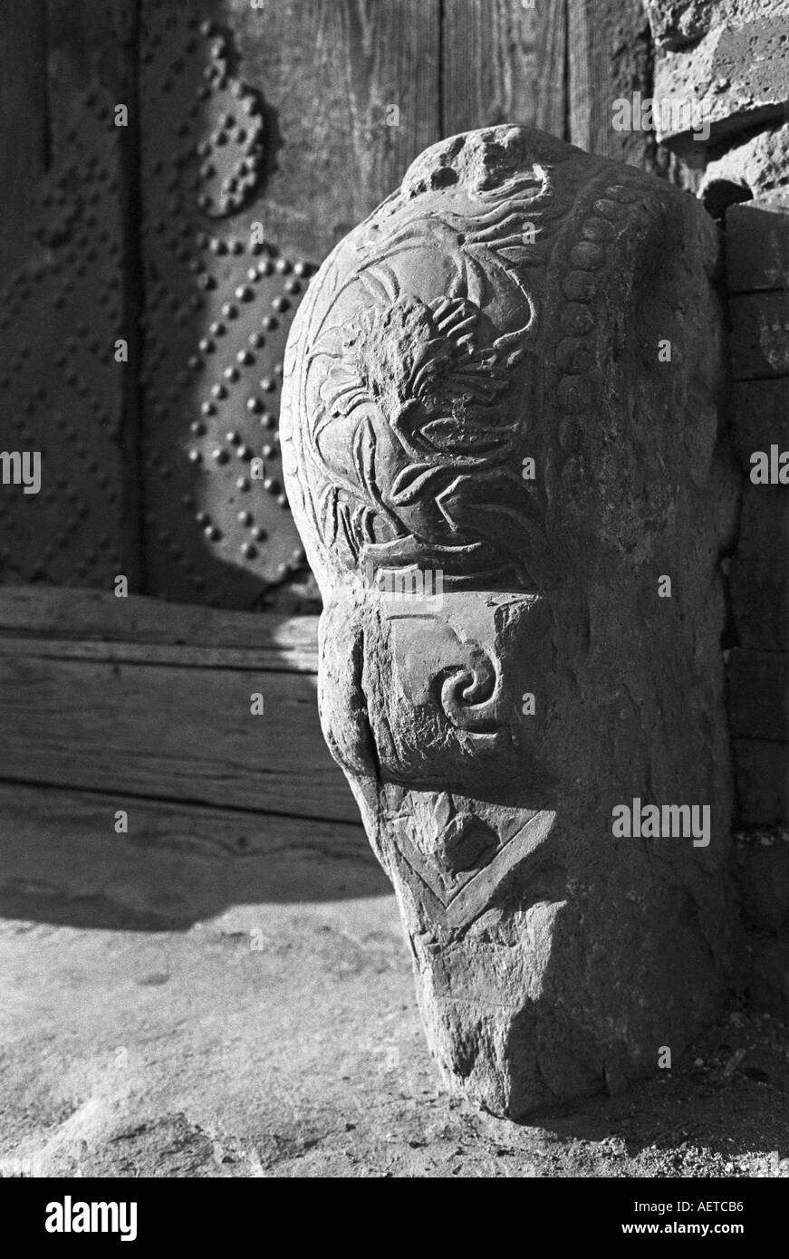 Dettaglio di un ornati in pietra scolpita accanto a una porta in un hutong di Pechino 2003 Cina Foto Stock