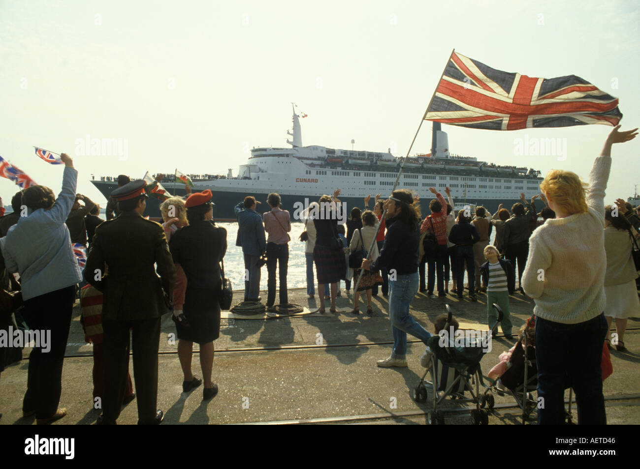 Queen Elizabeth II QE2 nave lascia per la guerra delle Falkland 1982 Southampton Dock Inghilterra soldati per lasciare le Falkland degli anni ottanta UK HOMER SYKES Foto Stock