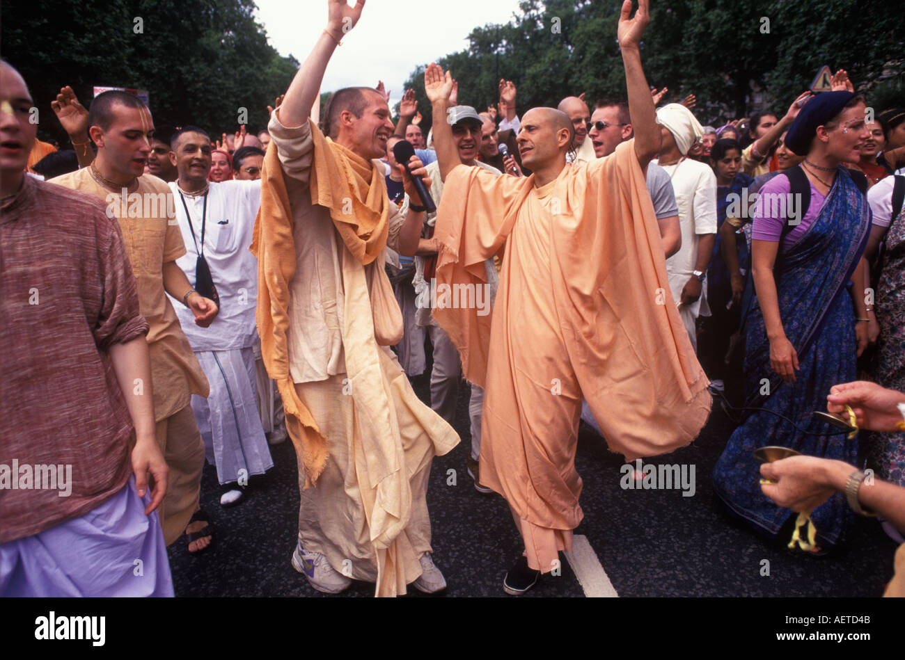 Movimento Hare Krishna. Hindu Rathayatra o Chariot Festival. La danza dei devoti festeggia mentre camminano lungo Park Lane London, Regno Unito degli anni '2004 2000, HOMER SYKES Foto Stock