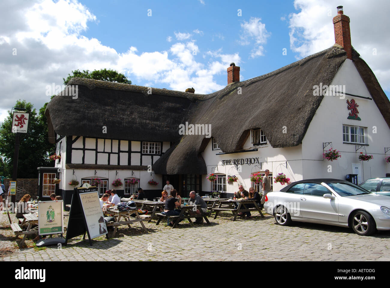 Xvii secolo il Pub Red Lion, High Street, Avebury, Wiltshire, Inghilterra, Regno Unito Foto Stock